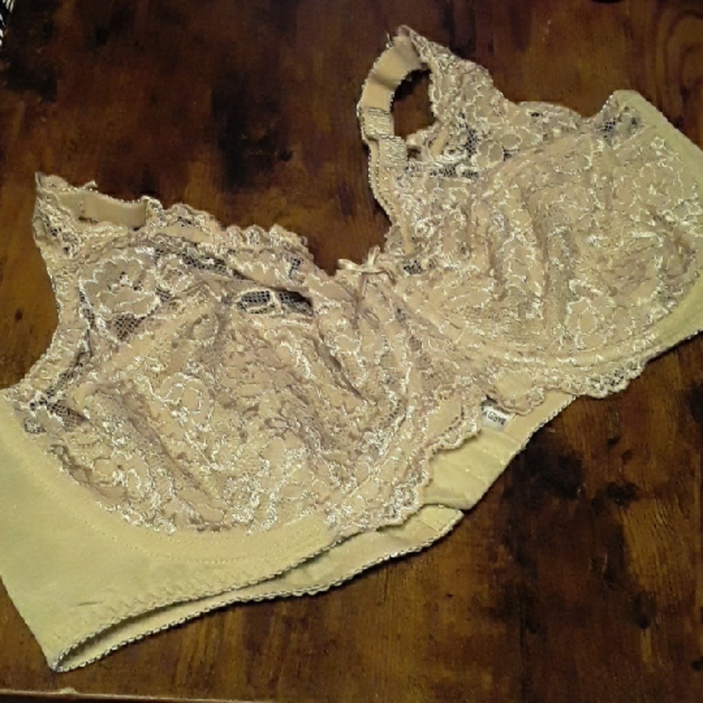 NWOT Barely Breezies 40D Feminine and Girly Beige Unpadded underwire  Bra